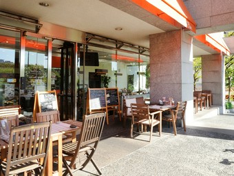 くつろげる、ゆったりとした広いテラス席が人気です