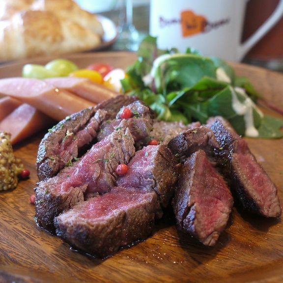 肉とチーズのコースや人気メニューコースはデザート付で3980円
