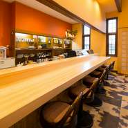 カウンター席があるので、お一人様でも気軽に利用できます。料理の過程を見ながら店主とお話ししてみてはいかがですか。料理に合うお酒なども勧めてくれます。　　