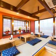 ゆったりとした掘りごたつの席で、ちょっとした宴会にはピッタリのお店です。きれいな店内は貸し切りもできるのでお早めにご相談してみてください。　　