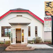 駐車場完備のお店で、新鮮なネタを使ったお寿司が中心の和食料理が美味しくいただけます。ディナー時には、天ぷら、焼き物、お刺身などが味わえるコース料理が好評です。座敷席なので小さなお子様連れにもおすすめ。