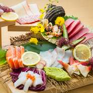 その日に仕入れた旬の魚介類がふんだんに盛り付けられています。　※写真は4人前　