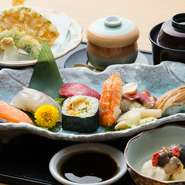 すし8カン、天ぷら4種、小鉢1種、茶碗蒸し、吸い物