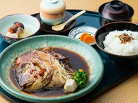 本日の煮魚、小鉢1種、白ごはん、漬物、吸い物