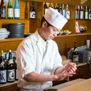 お客様とコミュニケーションをとりながら、お食事をご提供しています。笑顔でいることで、お客様にも笑顔を繋げていけるような接客を心掛けています。
