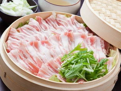 お肉の旨味を堪能できる『佐賀金星豚のセイロ蒸し』