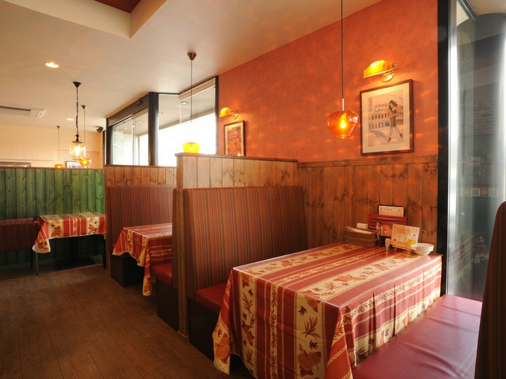 南欧風の開放的な空間で、ランチもディナーもくつろいで