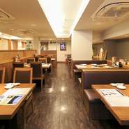 広々とした店内は、座り心地の良い椅子で、ゆったりとできる空間