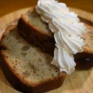 バナナをたっぷり混ぜ込んだケーキです。生クリームとご一緒に