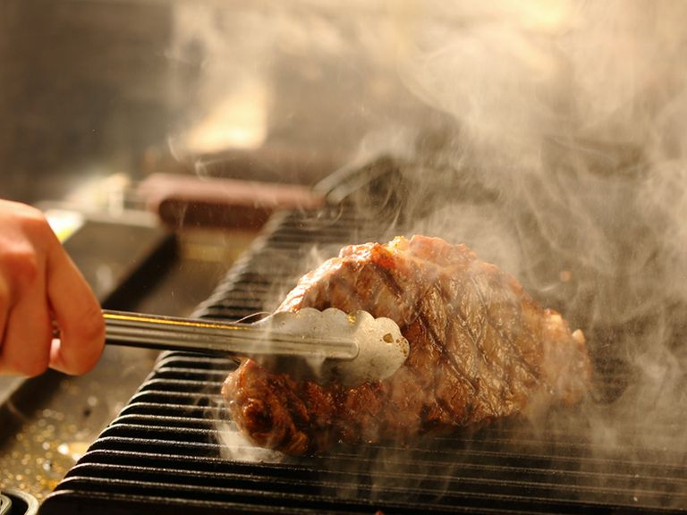 焼き方にもこだわり、旨味が閉じ込められた『ビーフステーキ』