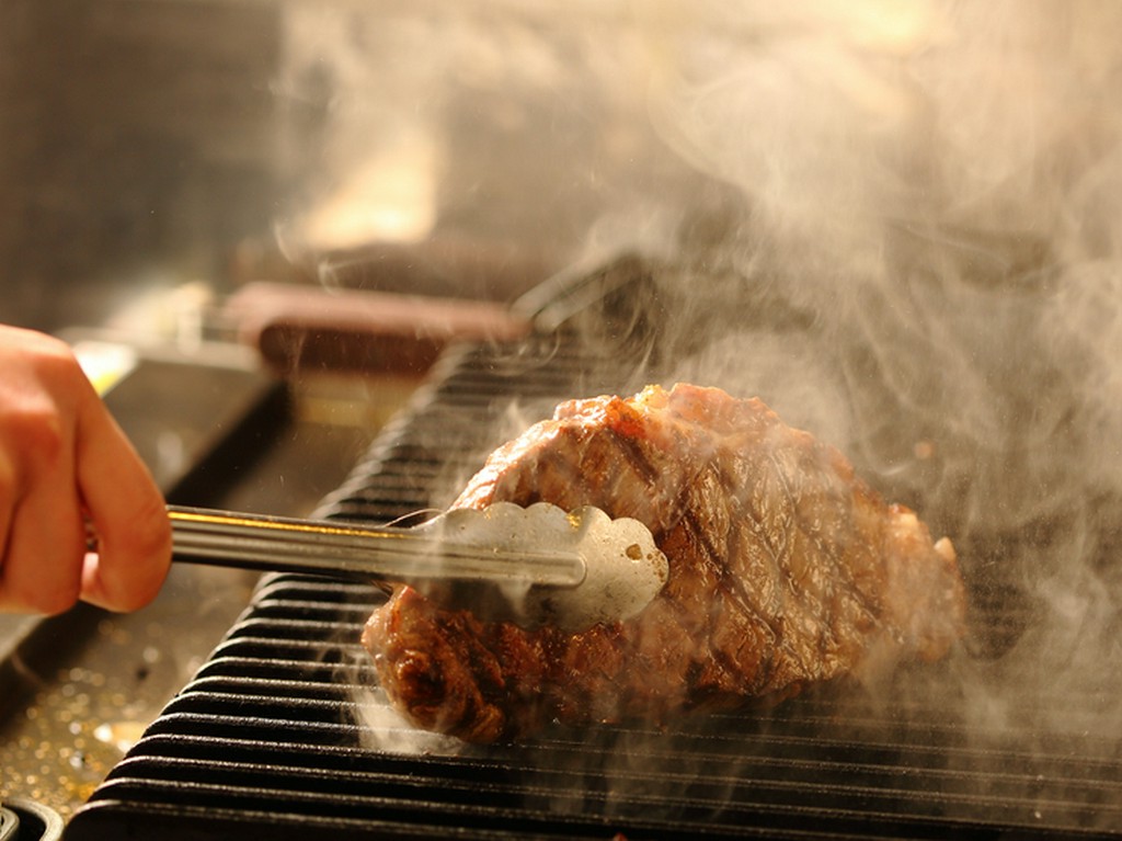 焼き方にもこだわり、旨味が閉じ込められた『ビーフステーキ』