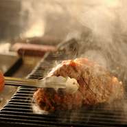 ステーキ全般が自慢です。高温のグリラーで焼いているので余分な脂が落ちて、煙になりお肉にまとわりついて香ばしさが出た逸品です。旨みがしっかりと閉じ込められていてとても美味しいのが特徴です。