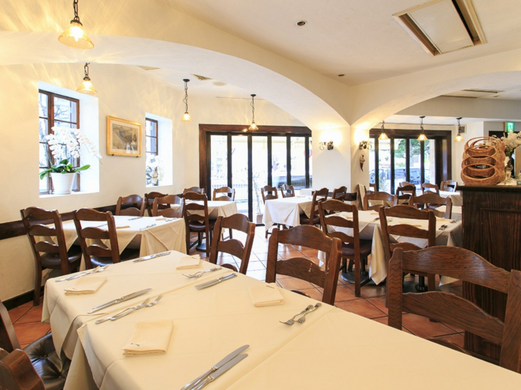 店内はまるでイタリア、川沿いにたたずむ雰囲気あるリストランテ