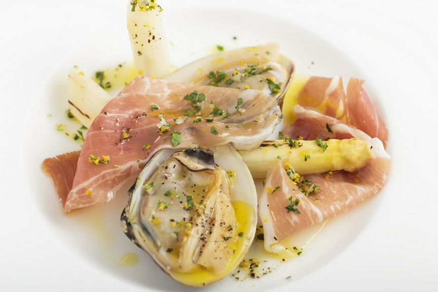 『仏産ホワイトアスパラガスと蛤の蒸し焼き 20ヶ月熟成の生ハム添え』
