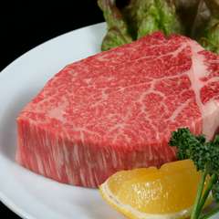 ブロックで提供する『特選ヒレ』は和牛ヒレ肉の最高級品です