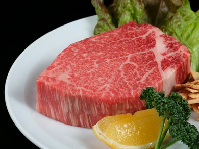 ブロックで提供する『特選ヒレ』は和牛ヒレ肉の最高級品です