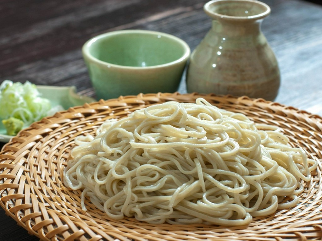 蕎麦は十日町産。出汁には削りたての枕崎産の「鰹節」を使用
