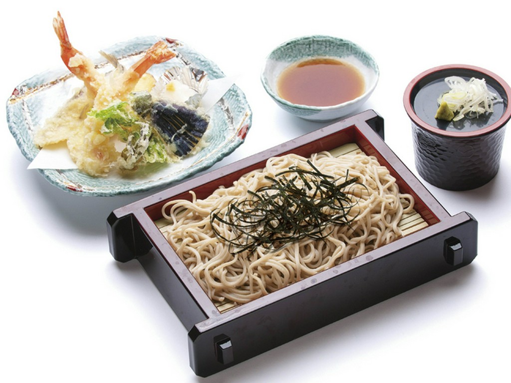サクッと揚がった天ぷらと香り高いそば『天ざる（富そば）』