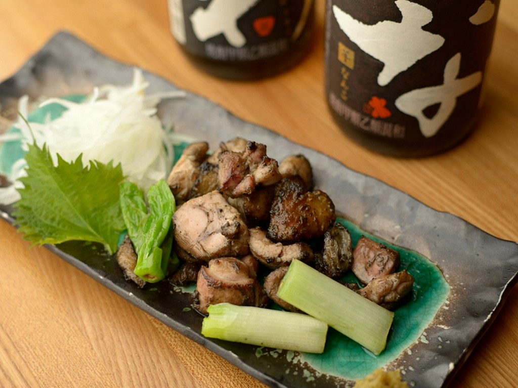 鶏脂をかけて豪快に燻し焼き、燻製のような味わい深い逸品