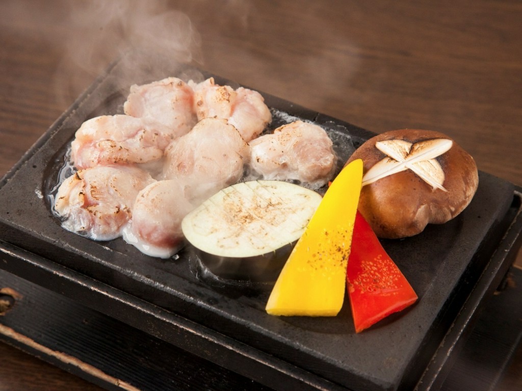 まろやかな塩をまぶして焼く『大山鶏の石焼　天然塩使用』