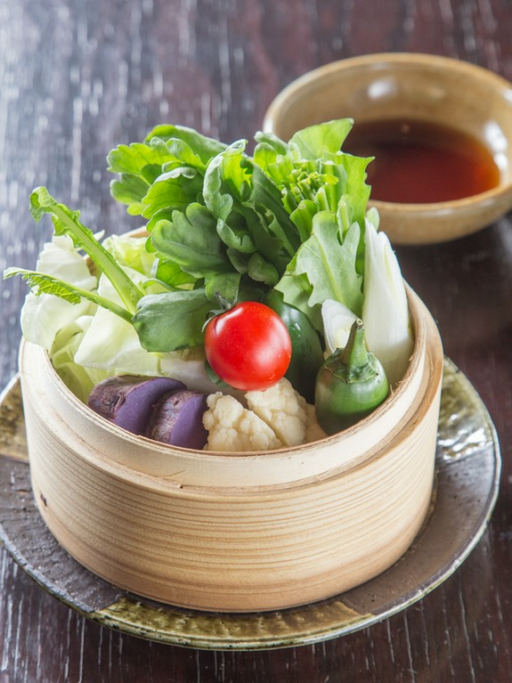 熟練した料理人が丁寧に調理した旬の料理に舌鼓