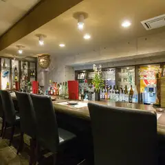 ひとりでも心ゆくまで食事やお酒を味わえるのが魅力的
