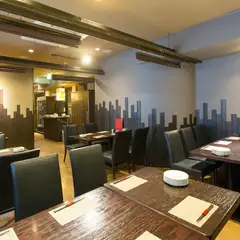 暖かみのある雰囲気が居心地のよさを感じさせる店内