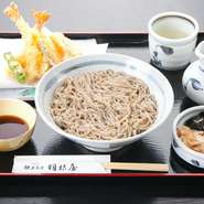 出雲名物の『釜あげそば』と天ぷらがセットになった一品。天つゆもそばだしを使用しており美味。