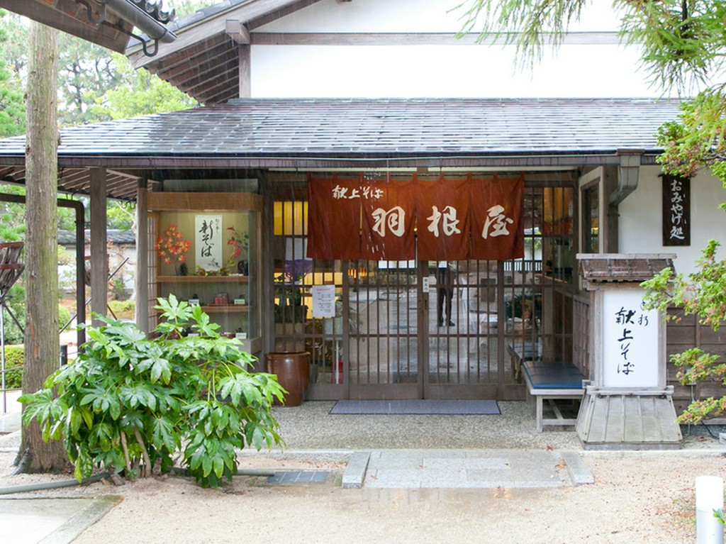 「献上そば」という伝統を重んじ守り抜く、本格的な手打ちそば店