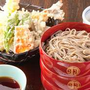 羽根屋伝承館店では、長く取り扱われていなかった『天ぷら』が平成24年よりメニューに加わりました。旬の食材を使用した季節感も楽しめるボリュームたっぷりの逸品。