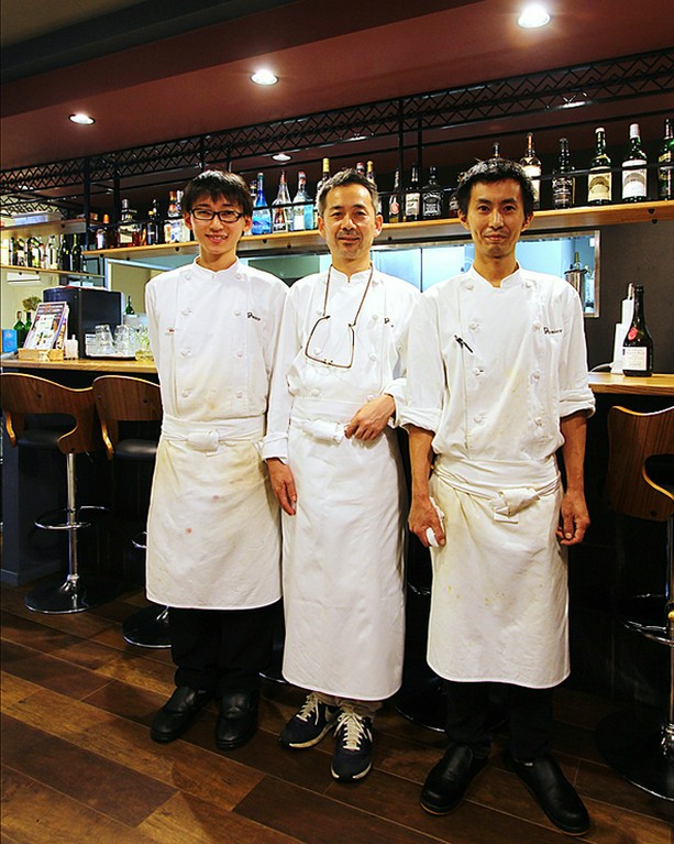 バーカウンターでお酒も楽しめます