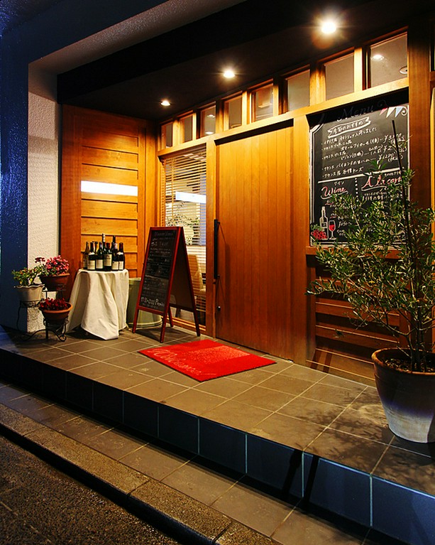 美観地区の一角に佇み、洗練された空間で訪れる人を迎えます。