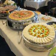 ゆっくりと食事を楽しみたいときはもちろん、歓送迎会や女子会、結婚式の二次会や各種パーティーでの利用にも柔軟に対応してもらえます。コース設定もあり、そこに飲み放題を付けたり、貸切も可能です。