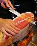 18か月熟成した風味豊かな生ハムを、その場でカットして提供いたします。
（生ハムの種類は、都度変更になります。）