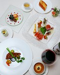 アミューズ、オードブル盛り合わせ、スープ、メイン料理(1品)、デザート、パン、コーヒーのコース料理です。
