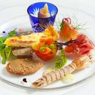瀬戸内産の魚介や地元野菜を使用した、鮮やかなオードブル盛り合わせ。