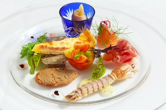 季節の食材が皿の上で鮮やかに競演。目にも美味しい前菜。