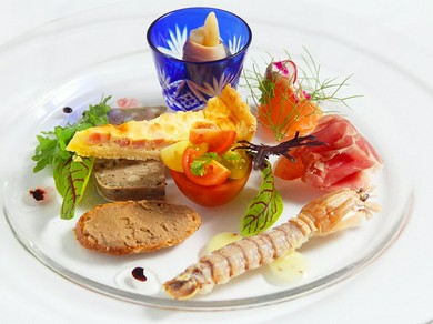 季節の食材が皿の上で鮮やかに競演。目にも美味しい前菜。