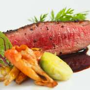 フランス産の鴨肉を自家製でスモークに。低温でじっくりではなく瞬間的に燻して新鮮な風味を残しています。