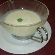 岡山県特産の清水白桃を使用した、ほんのり甘く冷たいスープです。毎年問い合わせが多くある当店人気のスープ。7月中旬から8月中旬までの夏季限定です。（ランチコースのスープに入る事もあります。）
