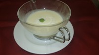 岡山県特産の清水白桃を使用した、ほんのり甘く冷たいスープです。毎年問い合わせが多くある当店人気のスープ。7月中旬から8月中旬までの夏季限定です。（ランチコースのスープに入る事もあります。）
