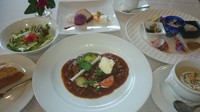 サラダ、オードブル、スープ、メイン(肉or魚)、パン、デザート、コーヒー