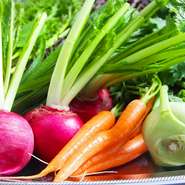 地産地消をテーマに近所の畑から野菜を仕入れることもあれば、契約農家からはレアな野菜が届くことも。