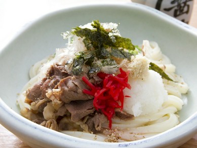 甘辛く煮た国産牛肉がおいしい『肉おろししょうゆうどん』