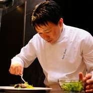 「素材のポテンシャルを最大限に引き出してつくる、シンプル仕立てのフランス料理」とシェフ談。食材への敬意や思いが織り込まれ仕上げられた品々に心が躍ります。