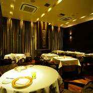 「時間を忘れてゆったりと自分たちの時を進めてほしい」という思いのこもった店内。ウォールナットのフローリングや大理石の柱、アルマーニのランプシェードなどが施された上質空間が広がります。