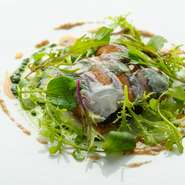 シェフの指揮による料理は、島根産天然アワビや魚沼産妻有ポークなど国内外からの選りすぐった旬素材をふんだんに使用。素材を愛しみ扱い美しい逸品に仕上げられ運ばれてきます。