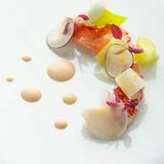 ブルーオマールやセップ茸、白トリュフ、牛フィレ肉を取り入れたシェフのおすすめスペシャルコース。シンプルに素材の持ち味を活かした、見目麗しき料理は、感嘆のため息が漏れるほど。
