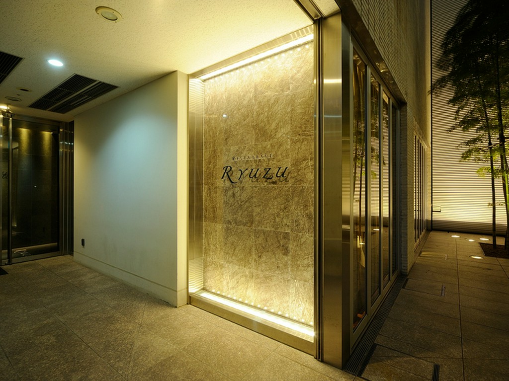 昼間は自然の光もふりそそぐ【Restaurant　Ryuzu】