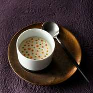 価格には消費税が含まれております。10%のサービス料を別途加算させて頂きます。ご予約日の前日、当日のキャンセルは、キャンセル料を頂戴致します。アレルギー、お苦手な食材がございましたら、予約時にお申し付けください。男性のタンクトップ、短パン、サンダル等の軽装でのご来店は、ご遠慮下さいませ。クリスマス、年末年始期間はメニューが変更になります。